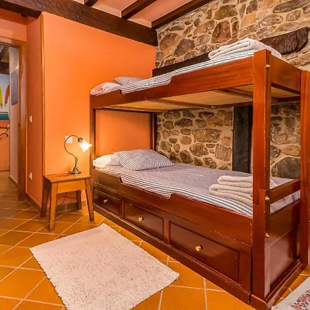 Casa De Piedra En El Corazon De *